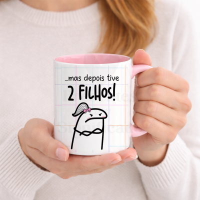 Caneca branca com interior e pega rosa com desenho e texto em português