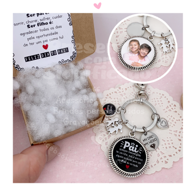 Chaveiro prateado e caixa de cartão com algodão