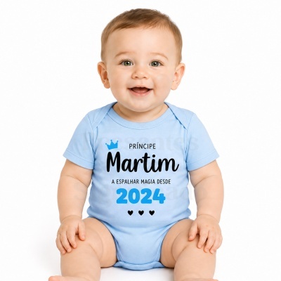 Bebé sorridente vestido com body azul claro com texto personalizado