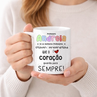 Caneca branca com texto dedicado a professora Andreia segurada por mãos femininas