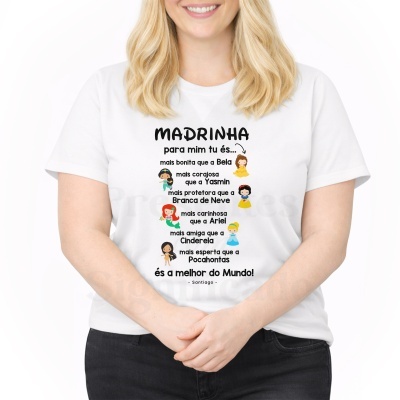 T-shirt branca com texto e desenhos coloridos de princesas e mensagem para madrinha
