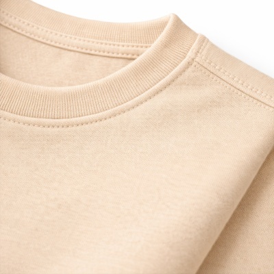 Camisola bege de algodão com gola redonda canelada e costura reforçada.