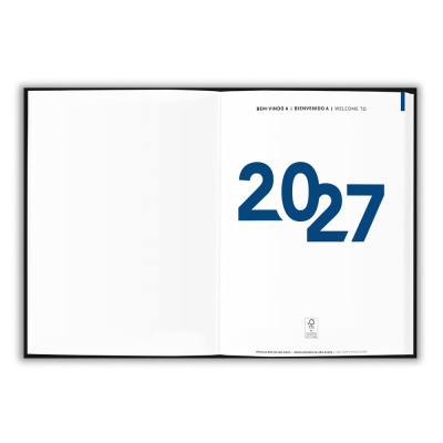 Livro aberto mostrando página de introdução a 2027 com texto multilíngue em azul em fundo branco