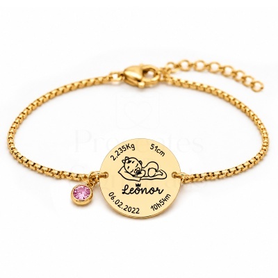 Pulseira dourada com pendente redondo gravado com desenho de bebé e texto de nascimento