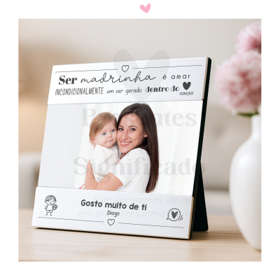 Espelho com moldura branca e texto personalizado para madrinha com design minimalista em mesa de madeira.