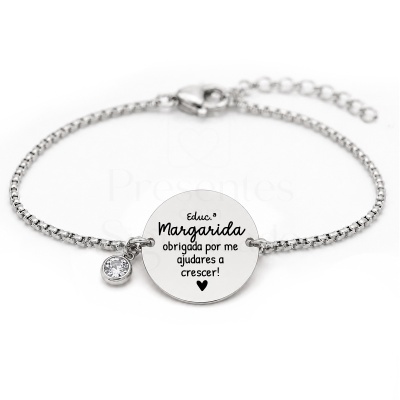 Pulseira prateada com pendente redondo gravado e pendente de cristal