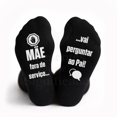 Meias pretas com texto humorístico em branco nas solas
