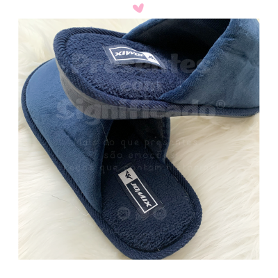 Chinelos de quarto azul-escuro com interior felpudo e etiqueta 'XWMAX'
