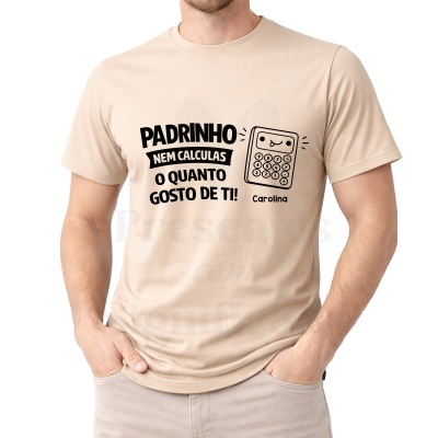 T-shirt bege com estampa preta e texto dedicado a padrinho com desenho de calculadora.