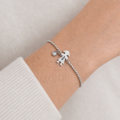 Pulseira com pendente prata em forma de boneca com nome Alice no pulso