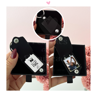 Porta-chaves preto em pele com fotografia personalizada e texto, apresentado em caixa preta