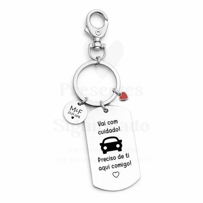 Chaveiro prateado com pendentes decorativos e texto