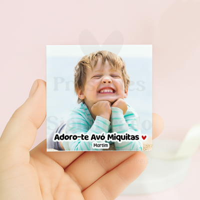 Fotografia quadrada de menino sorridente com camisola azul e branco, texto Adoro-te Avó Miquitas ♥ e Martim