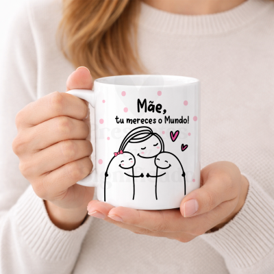 Caneca branca com ilustração e texto para mãe, segurada por mãos