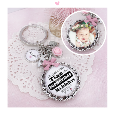 Porta-chaves com pendentes rosa e foto de crianças, frase em português e pequenos adornos