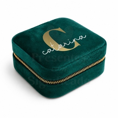 Caixa quadrada verde escuro de veludo com fecho dourado e texto catarina