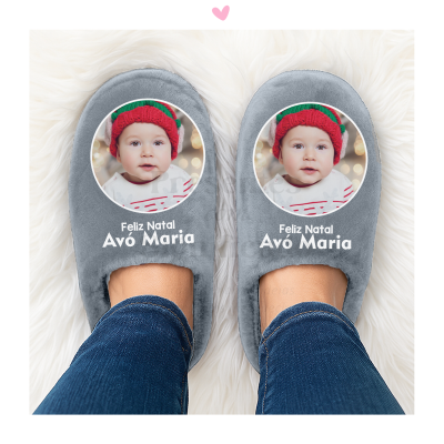 Chinelos cinza com foto de bebé e texto personalizado de Natal
