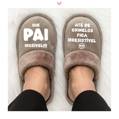 Chinelos castanhos com interior felpudo e texto branco para pai, em fundo peludo branco.