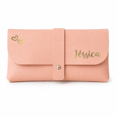 Carteira cor-de-rosa em pele com botão de pressão e decoração de corações e nome Jéssica.