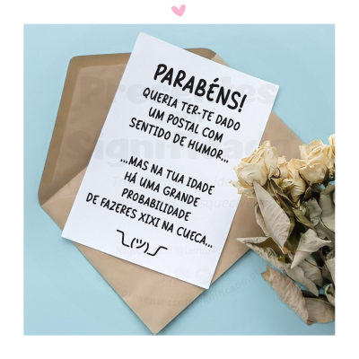 Cartão de felicitações com texto humorístico, envelope castanho e flores secas