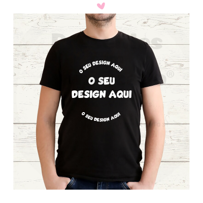 Homem com t-shirt preta e texto branco 'O SEU DESIGN AQUI'