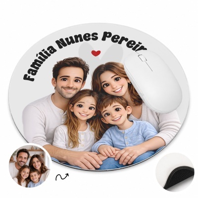Base de rato redonda personalizada com caricatura de uma família de quatro pessoas e texto Família Nunes Pereira.