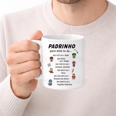 Caneca branca com texto e desenhos de super-heróis segurada por uma pessoa.