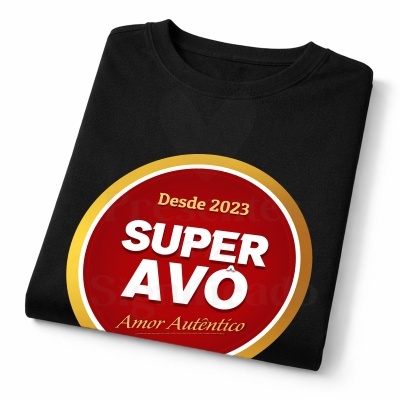 T-shirt preta com estampagem circular vermelha e dourada com texto