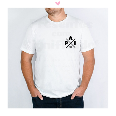 T-shirt branca com padrão preto no peito