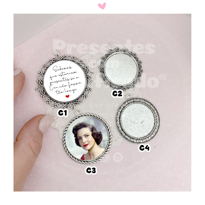 Quatro molduras vintage de metal com foto e papel com texto