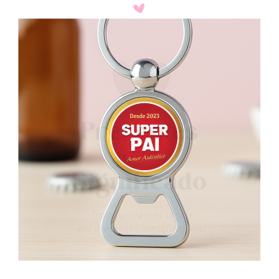 Chaveiro metálico com abridor e mensagem para pai em fundo desfocado