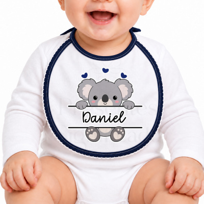 Babete branco com bordadura azul e coala cinza com nome Daniel