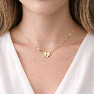 Colar dourado com pendente coração e letra G
