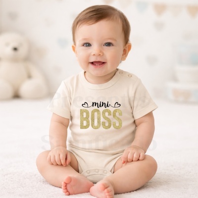 Body bege para bebé com texto mini BOSS e bebé sentado