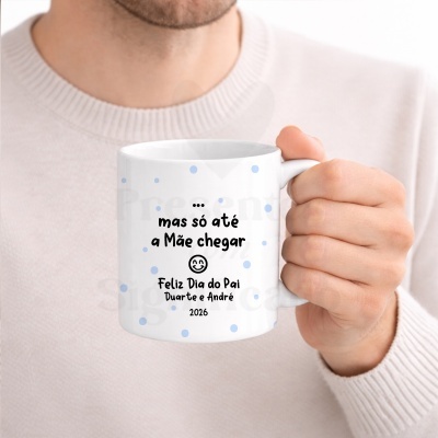 Caneca branca com bolinhas azuis e texto Feliz Dia do Pai, segurada por uma mão masculina