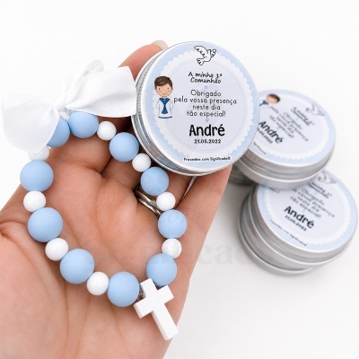 Pulseira de comunhão azul e branca com cruz branca e embalagem com etiqueta personalizada