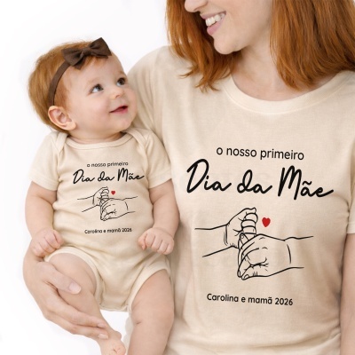 Conjunto de body de bebé e t-shirt para mãe com mensagem de Dia da Mãe e ilustração de mãos a segurar