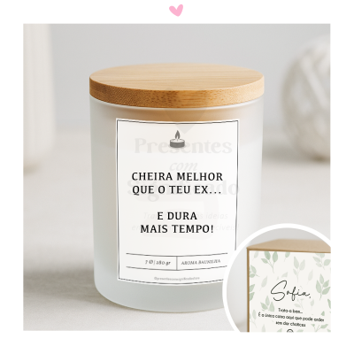Vela aromática branca com tampa de madeira e etiqueta com texto em português