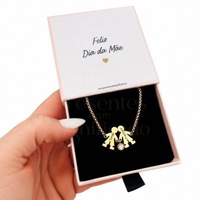 Colar dourado personalizado com nomes Tomás e Francisco em caixa rosa com mensagem Feliz Dia da Mãe