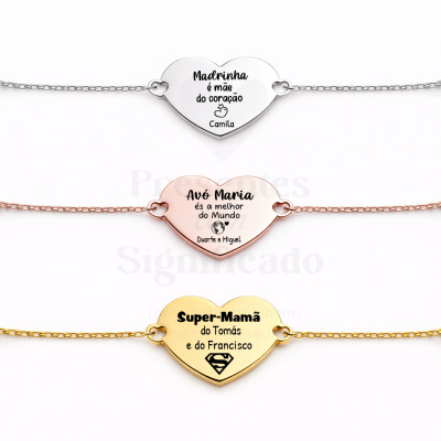 Três pulseiras com pingentes de coração metálicos com textos personalizados para mães, avós e madrinhas.