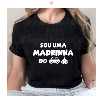 T-shirt preta com texto branco SOU UMA MADRINHA com ícones de carro e alho