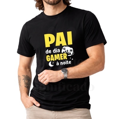 T-shirt preta com texto gamer em amarelo e branco
