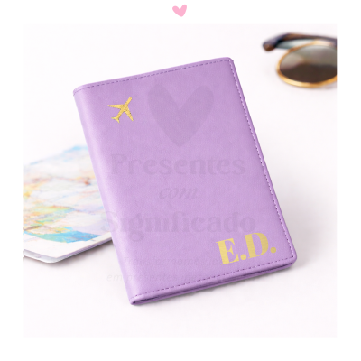 Capa lilás para passaporte com avião e iniciais douradas