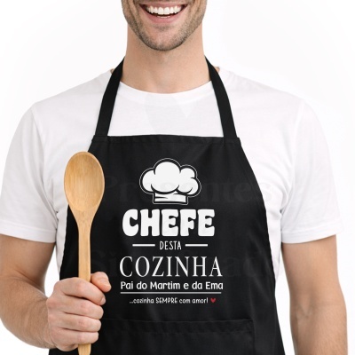 Avental preto de cozinha com texto personalizado branco e colher de pau