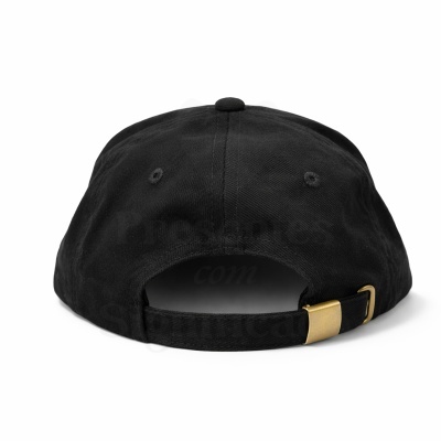 Boné preto visto pela parte de trás com fecho metálico dourado