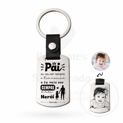 Porta-chaves metálico com texto personalizado e imagem gravada de criança no verso.