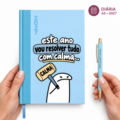 Agenda azul 2027 com personagem e frase humorística e caneta azul com texto