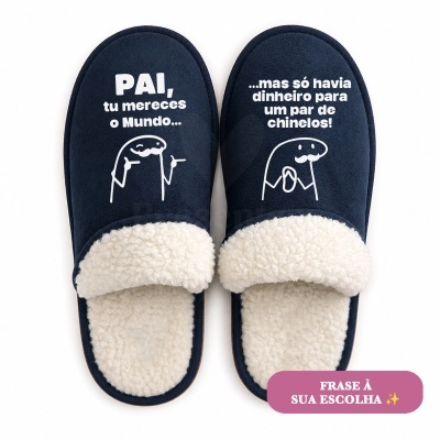 Chinelos de quarto azul escuro com interior em pelo branco e frases humorísticas para pai