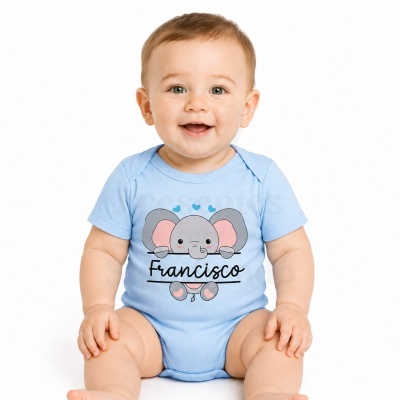 Body azul claro de bebé com estampa de elefante e texto Francisco