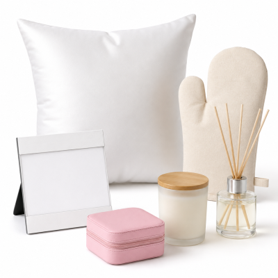 Conjunto de almofada branca, moldura branca, caixa rosa, vela com tampa de madeira, luva térmica creme e difusor de varetas.